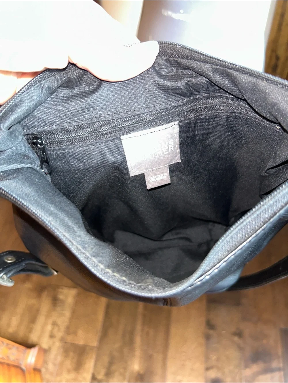 Wilsons Leather Black Pebbled Leather Crossbody Bag has tarnish on buckle - Picture 12 of 14